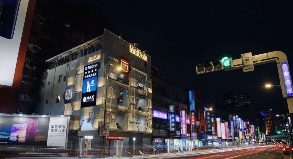 max實體門市的夜拍圖