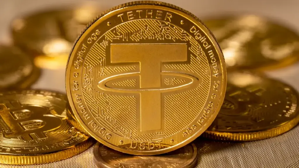 一塊布上有許多泰達幣USDT，其中一顆的上面有一顆立著泰達幣
