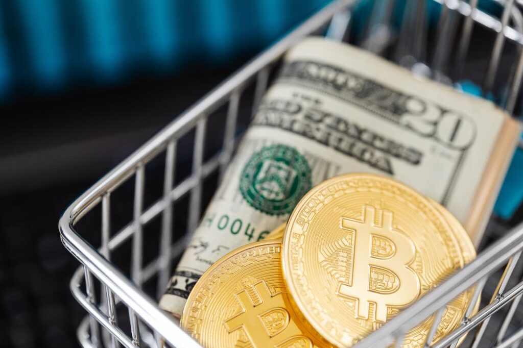 有一台購物車上面載者比特幣和美金