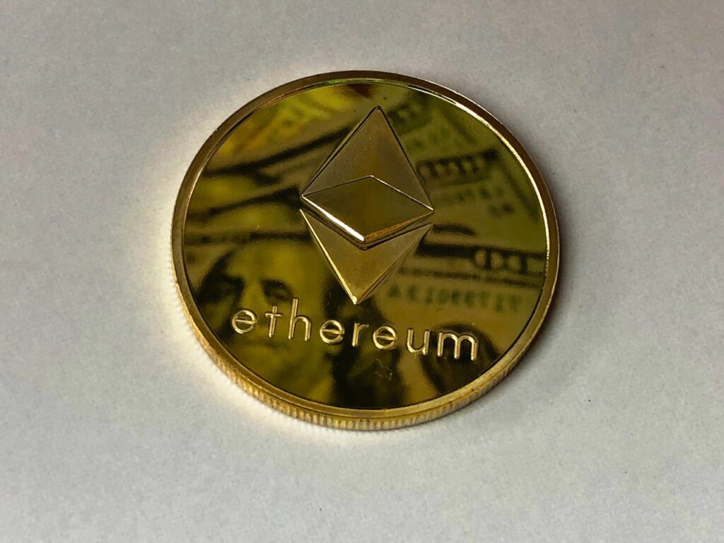 桌子上放有一枚以太幣硬幣