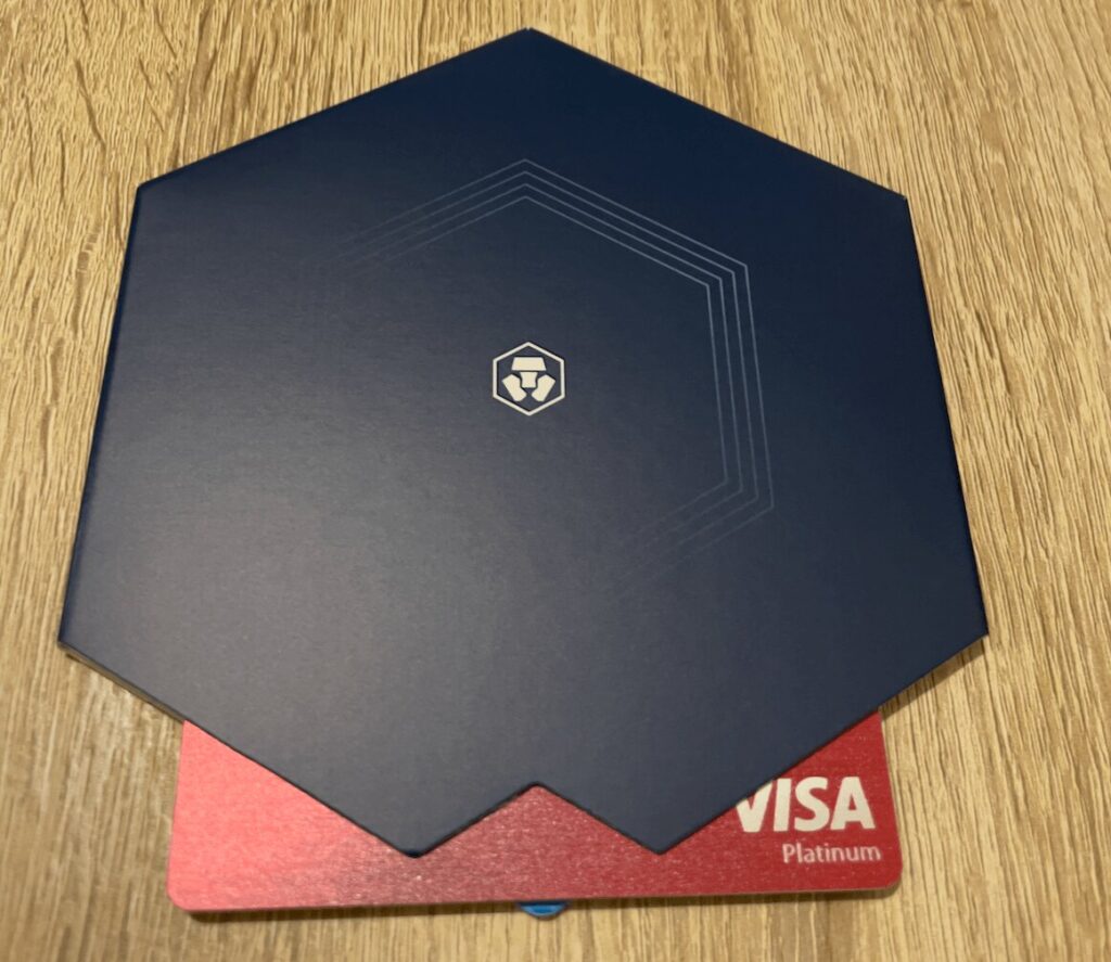 卡片打開外包裝的內部樣式，紙盒嵌著Crypto.com visa卡